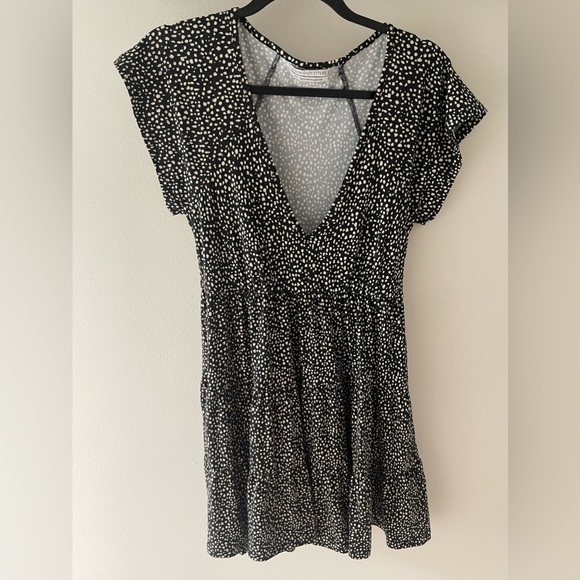 Soft, V-neck, black and white sundress! Urban Outfitters - Picture 1 of 3